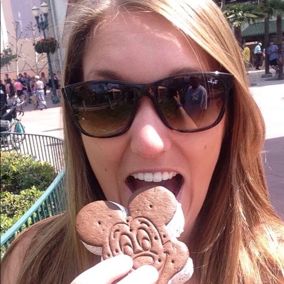 Meet your Posher, Nicole - Picture 2 of 5